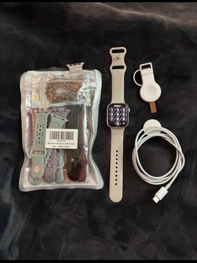 Apple Watch Series 7 41mm + 12 bands & extra travel charger